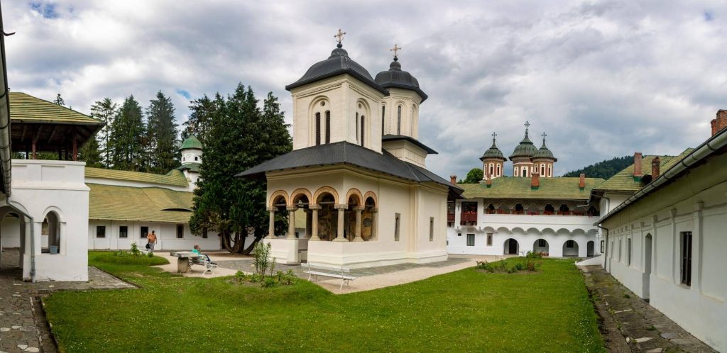sinaia monastery 3 1024x498