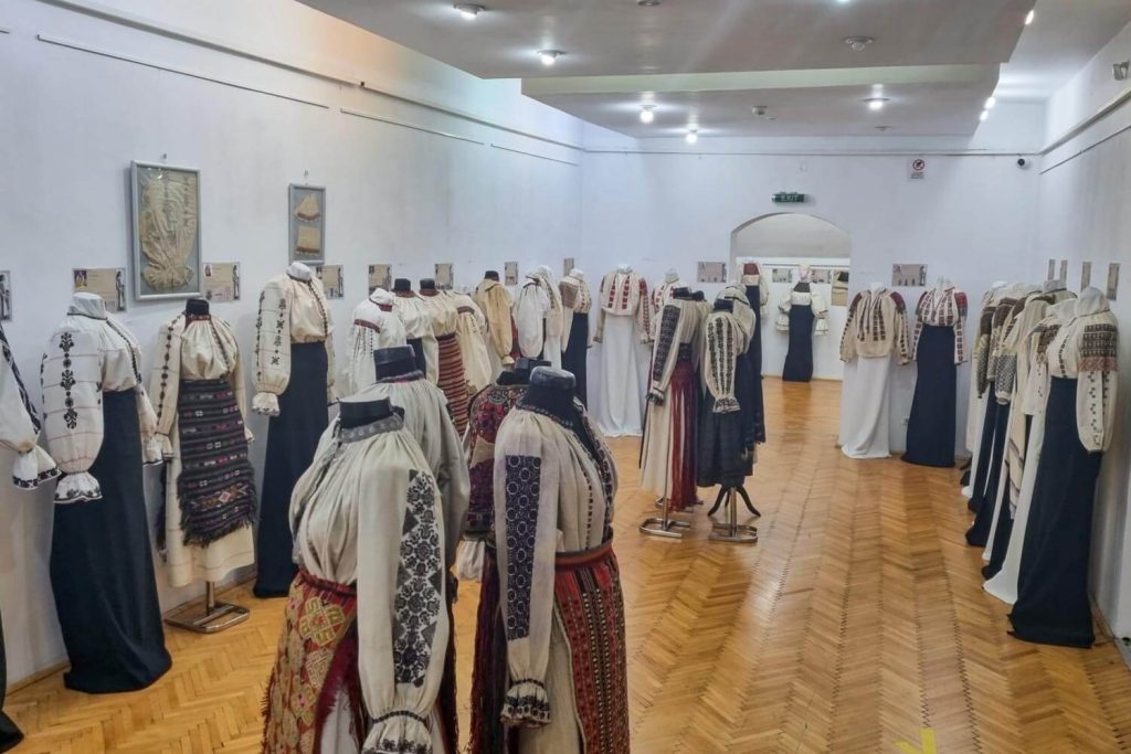 Traditional Transylvanian clothing Traditional Transylvanian clothing