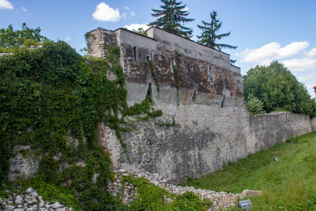 Fortification wall
