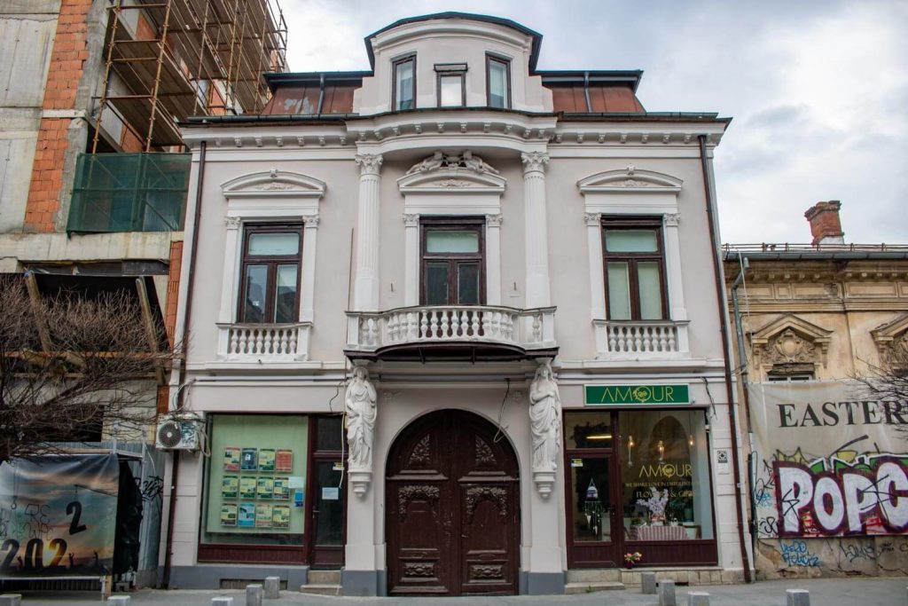 Cartyatid House