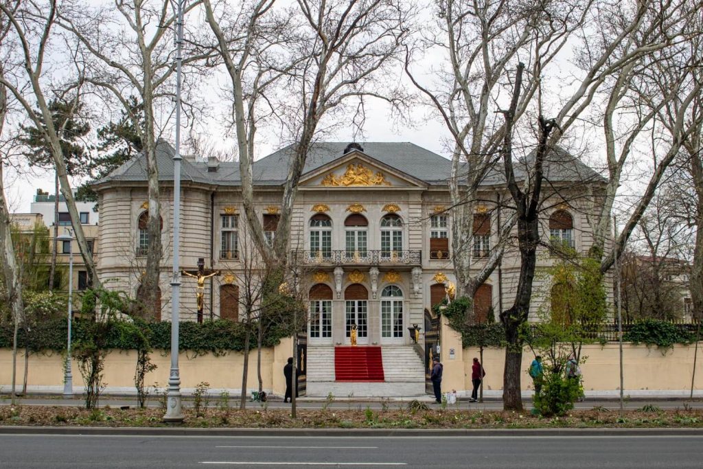 Manu Auschnitt House