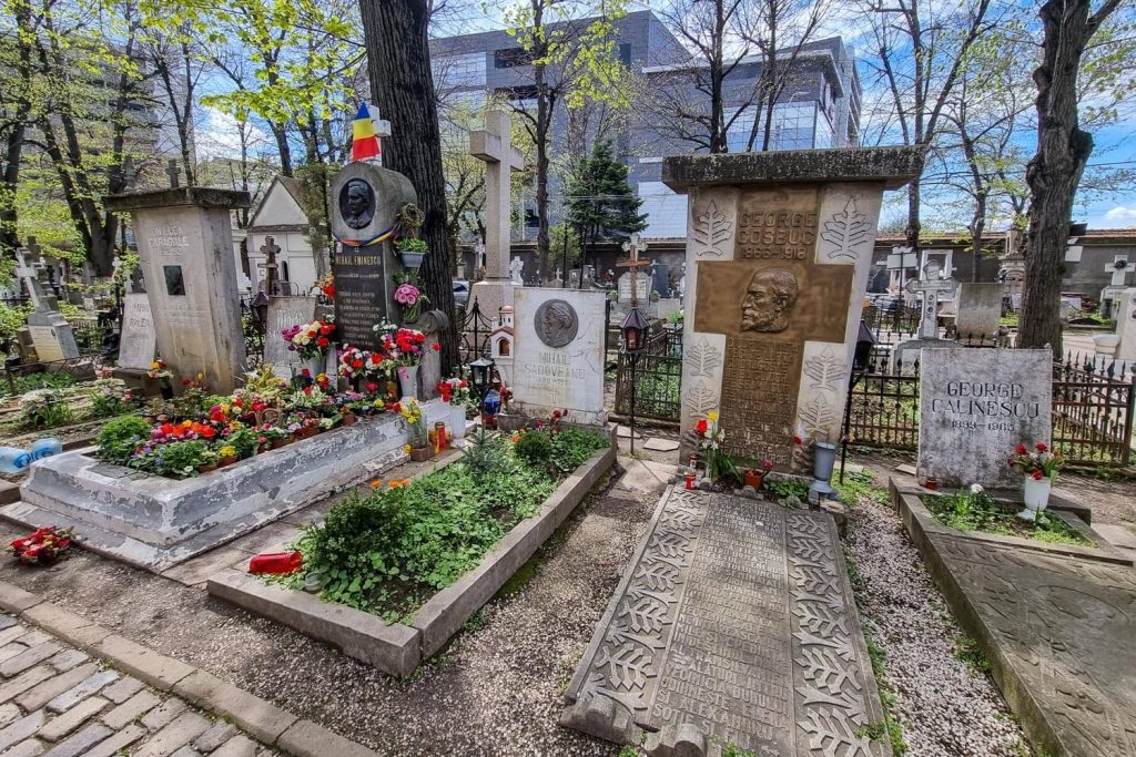 Left to right: graves of Caragiale, Savulescu, Eminescu, Sadoveanu, Cosbuc, and Calinescu