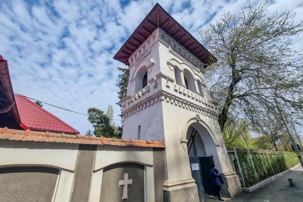 Entrance gate to the academic park of the cemetery