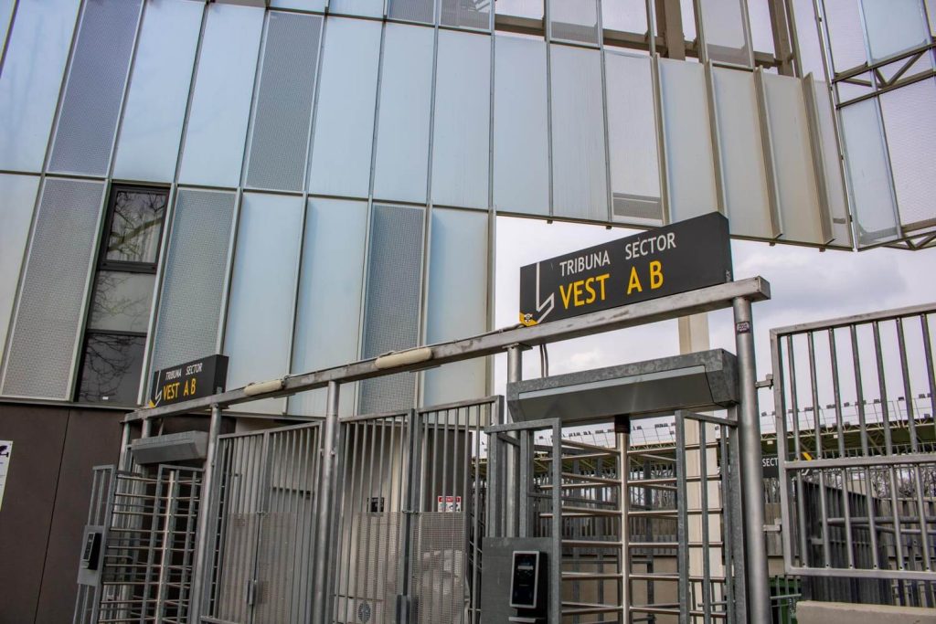 Entrance gate