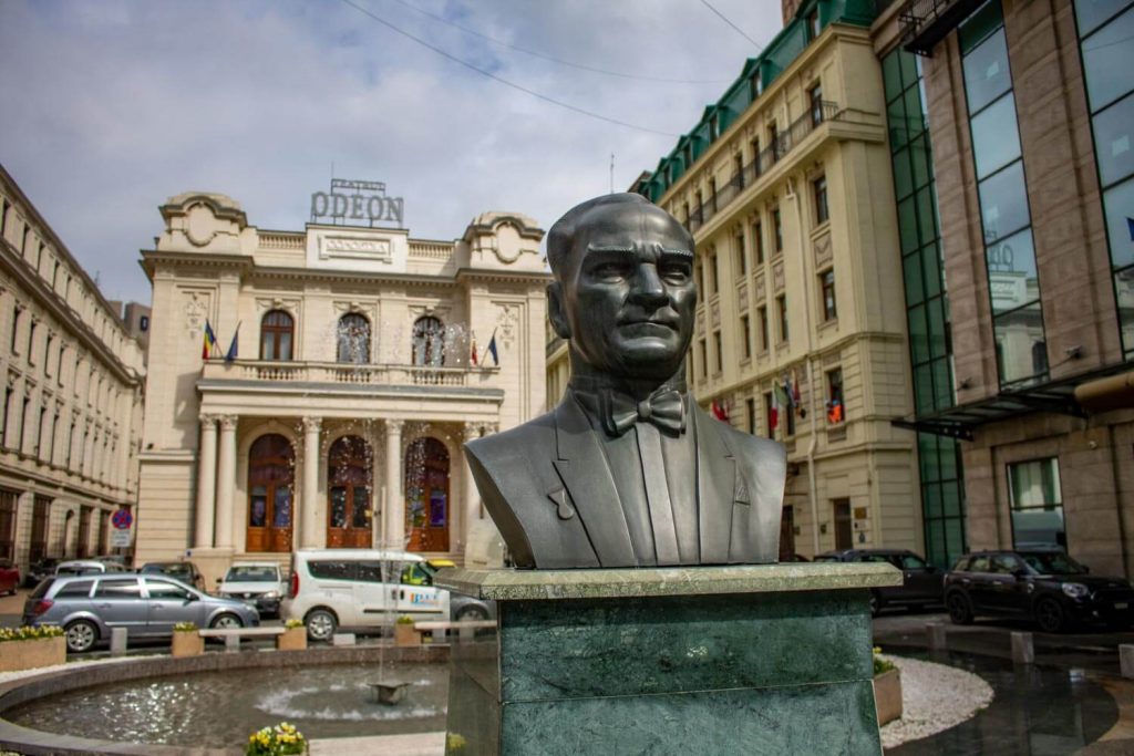 Statue of Atatürk in front of Odeon Theater