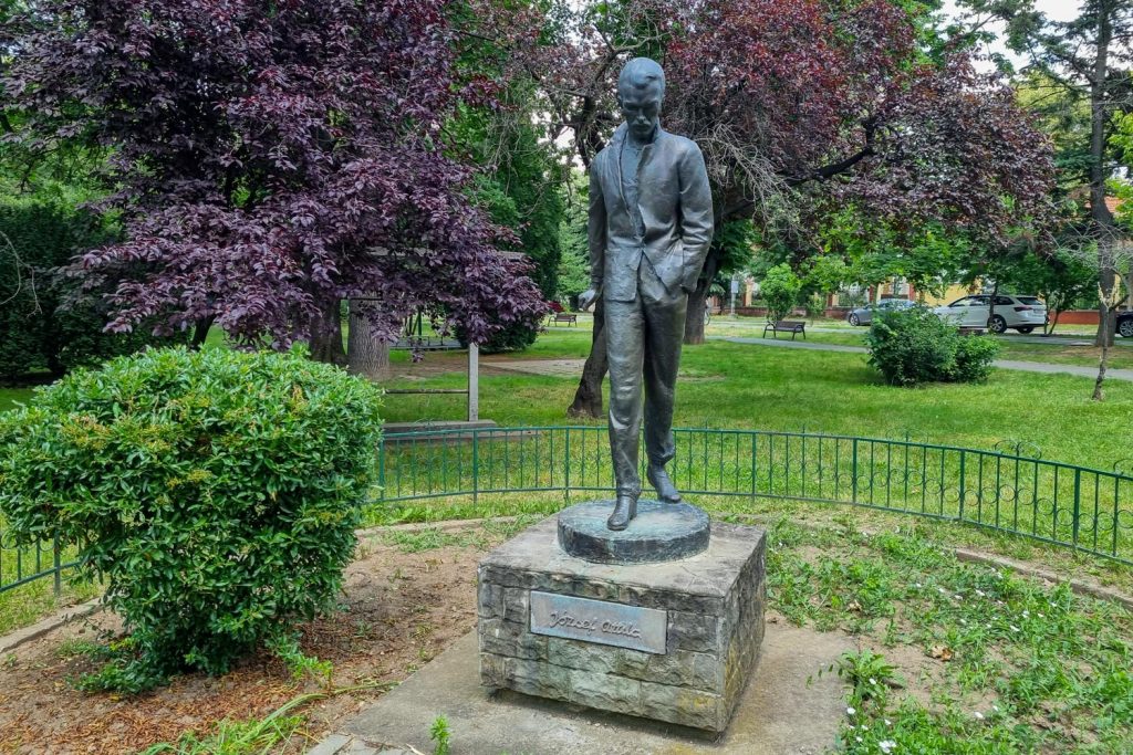 Statue of József Attila