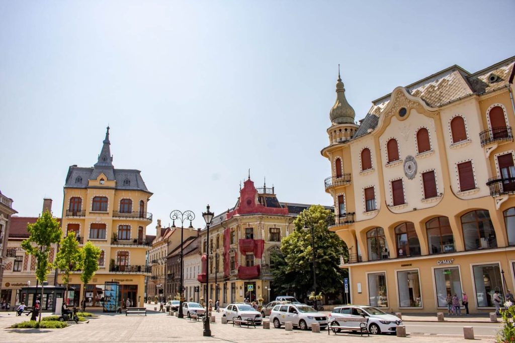 Kolozsváry House (to the left)