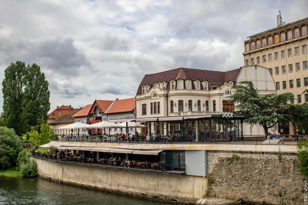 Cafe at the banks of the Crișul Repede river