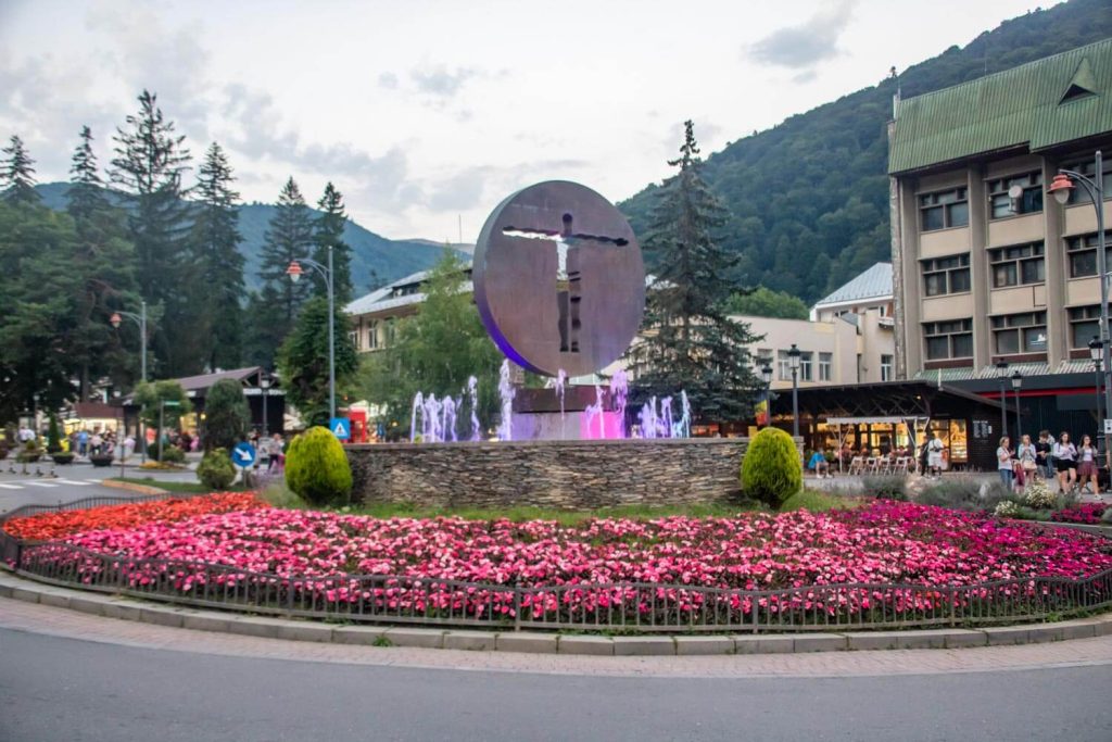 Omul Universal Monument Omul Universal Monument