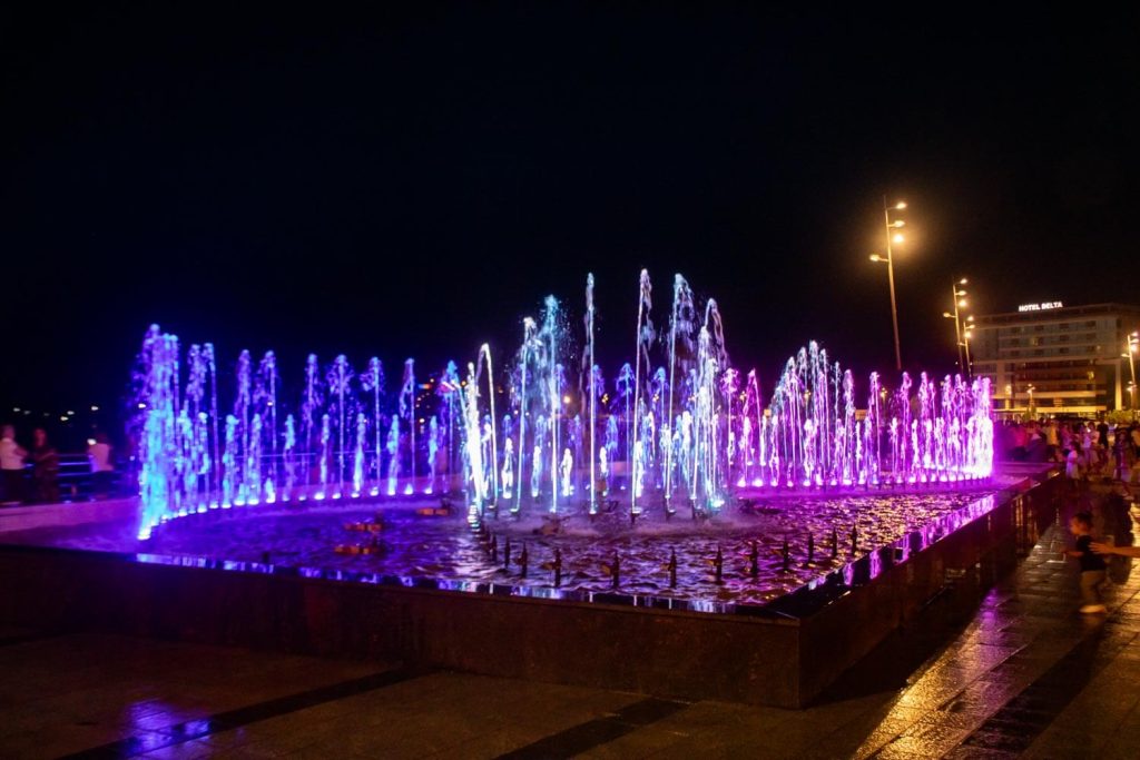 Fountain show on the riverfront promenade
