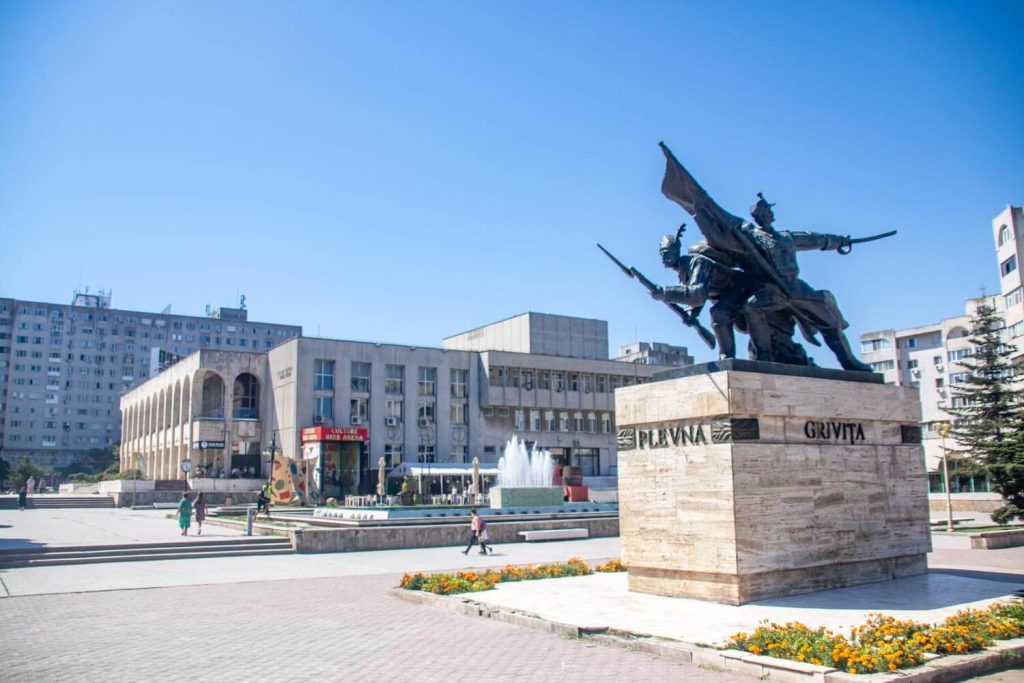 Monument to the Heroes of the War of Independence next to the House of Culture