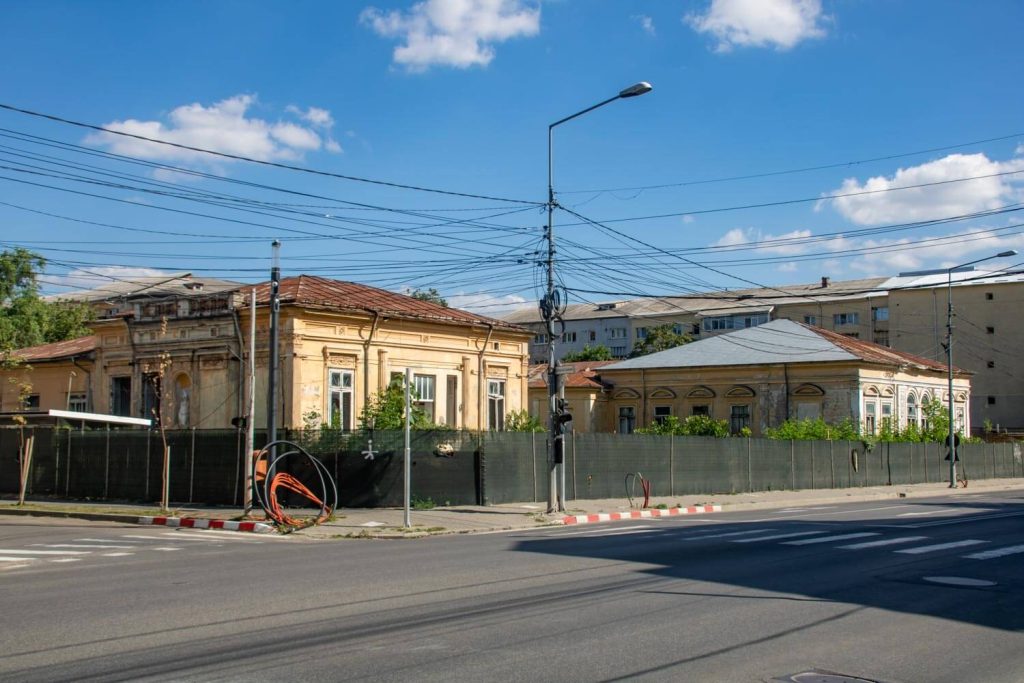Lascăr House (left) and Macridescu House (right)